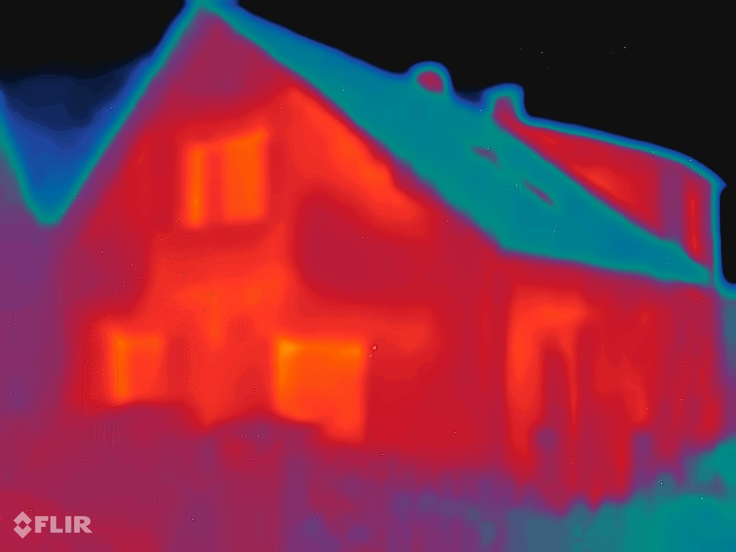 FLIR-varmebilde av fasaden før beleggingen: veggflaten gjennomgående rød til oransje